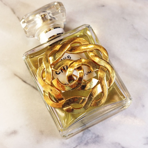 Chanel CC Logo Gold Plated Swirl Brooch with Box ~ Made In France *signed* - Picture 11 of 16